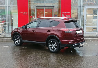 Подержанный автомобиль Toyota RAV4 2017 года (7 фото)