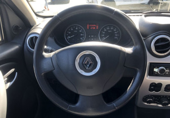 Подержанный автомобиль Renault Sandero 2013 года (12 фото)