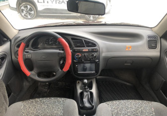 Подержанный автомобиль Chevrolet Lanos 2008 года (10 фото)