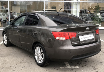 Подержанный автомобиль Kia Cerato Sedan 2009 года (7 фото)