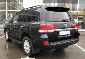 Подержанный автомобиль Toyota Land Cruiser Suv 2020 года (7 фото)