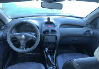 Подержанный автомобиль Peugeot 206 Hatchback 2000 года (10 фото)