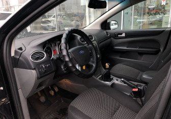 Подержанный автомобиль Ford Focus Hatchback 2010 года (9 фото)