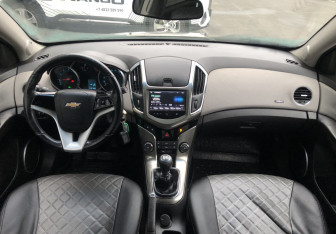 Подержанный автомобиль Chevrolet Cruze Sedan 2013 года (10 фото)