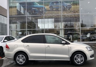 Подержанный автомобиль Volkswagen Polo Sedan 2011 года (8 фото)