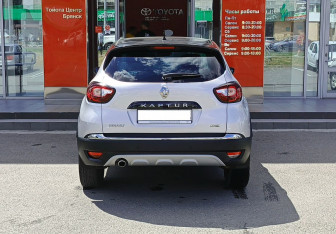 Подержанный автомобиль Renault Kaptur 2020 года (6 фото)