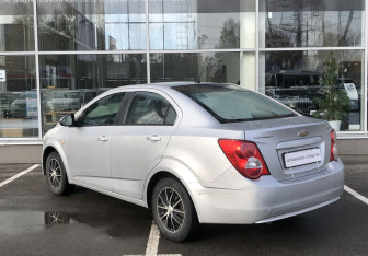 Подержанный автомобиль Chevrolet Aveo Hatchback 2012 года (7 фото)