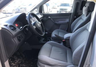 Подержанный автомобиль Volkswagen Caddy Compactvan 2010 года (9 фото)