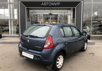 Подержанный автомобиль Renault Sandero 2011 года (5 фото)