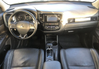 Подержанный автомобиль Mitsubishi Outlander 2015 года (10 фото)