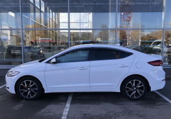 Подержанный автомобиль Hyundai Elantra Sedan 2018 года (8 фото)