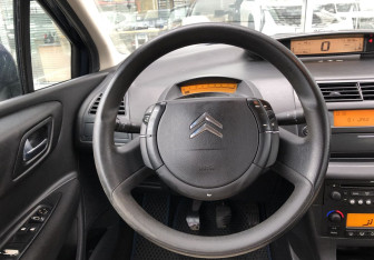Подержанный автомобиль Citroen C4 Hatchback 2007 года (12 фото)