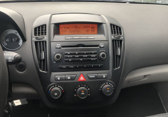 Подержанный автомобиль Kia Ceed Hatchback 2007 года (14 фото)