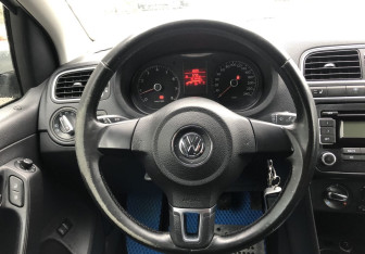 Подержанный автомобиль Volkswagen Polo Sedan 2011 года (12 фото)