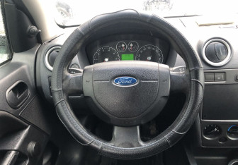 Подержанный автомобиль Ford Fusion 2006 года (12 фото)