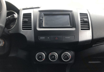 Подержанный автомобиль Mitsubishi Outlander 2008 года (14 фото)