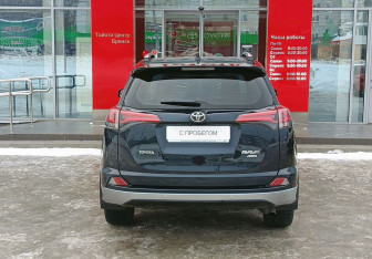 Подержанный автомобиль Toyota RAV4 2016 года (6 фото)