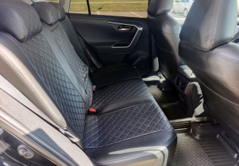 Подержанный автомобиль Toyota RAV4 2020 года (15 фото)
