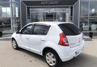 Подержанный автомобиль Renault Sandero 2013 года (7 фото)