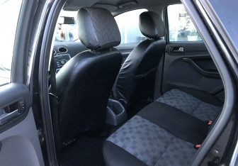 Подержанный автомобиль Ford Focus Sedan 2005 года (11 фото)