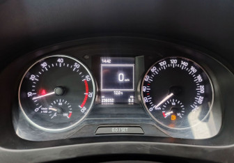 Подержанный автомобиль Skoda Rapid Liftback 2015 года (13 фото)