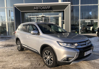 Подержанный автомобиль Mitsubishi Outlander 2015 года (3 фото)
