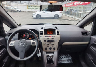 Подержанный автомобиль Opel Zafira Compactvan 2008 года (14 фото)