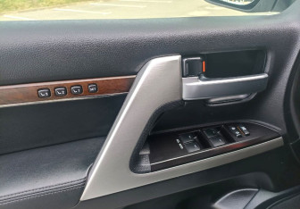 Подержанный автомобиль Toyota Land Cruiser Suv 2016 года (22 фото)