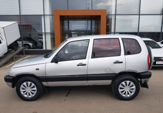 Подержанный автомобиль Chevrolet Niva 2007 года (8 фото)