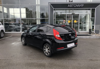 Подержанный автомобиль Hyundai Solaris Hatchback 2015 года (5 фото)