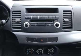 Подержанный автомобиль Mitsubishi Lancer Sedan 2011 года (14 фото)