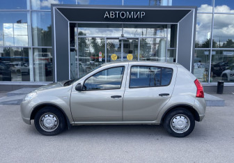 Подержанный автомобиль Renault Sandero 2013 года (8 фото)