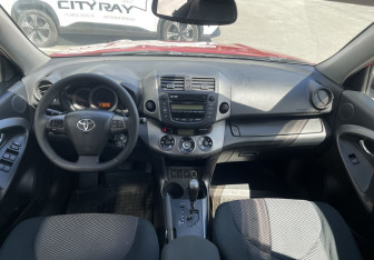 Подержанный автомобиль Toyota RAV4 2010 года (10 фото)
