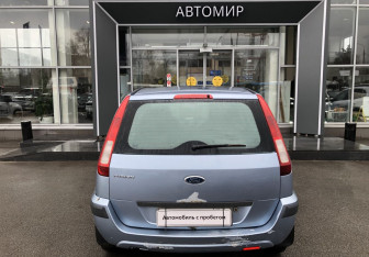 Подержанный автомобиль Ford Fusion 2006 года (6 фото)