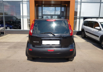Подержанный автомобиль Nissan Note 2007 года (6 фото)