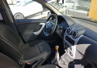 Подержанный автомобиль Renault Sandero 2011 года (9 фото)