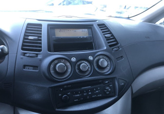 Подержанный автомобиль Mitsubishi Grandis 2006 года (14 фото)
