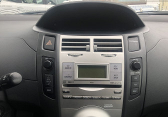 Подержанный автомобиль Toyota Yaris Hatchback 2007 года (14 фото)