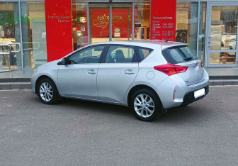 Подержанный автомобиль Toyota Auris Hatchback 2013 года (7 фото)