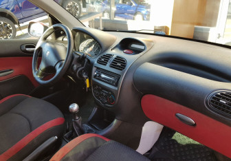Подержанный автомобиль Peugeot 206 Hatchback 2007 года (9 фото)