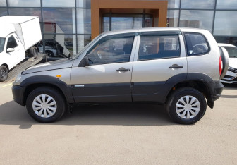 Подержанный автомобиль Chevrolet Niva 2009 года (8 фото)