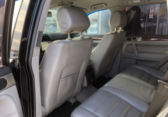 Подержанный автомобиль Volkswagen Touareg 2005 года (11 фото)