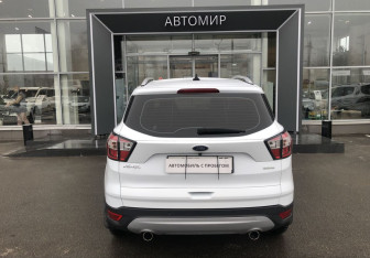 Подержанный автомобиль Ford Kuga 2017 года (6 фото)
