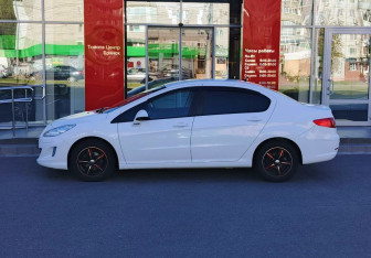 Подержанный автомобиль Peugeot 408 2014 года (8 фото)