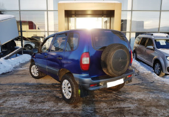 Подержанный автомобиль Chevrolet Niva 2006 года (7 фото)