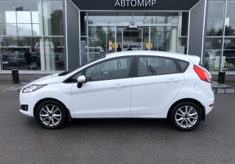 Подержанный автомобиль Ford Fiesta Hatchback 2016 года (8 фото)