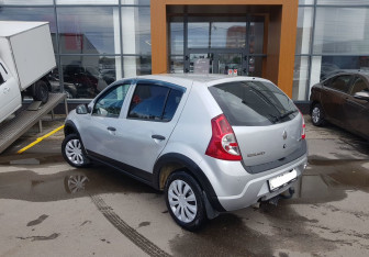 Подержанный автомобиль Renault Sandero 2013 года (7 фото)
