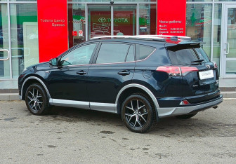 Подержанный автомобиль Toyota RAV4 2016 года (7 фото)