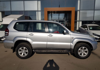 Подержанный автомобиль Toyota Land Cruiser Prado 2003 года (4 фото)