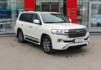 Подержанный автомобиль Toyota Land Cruiser Suv 2016 года (3 фото)